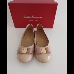 Kids Salvatore Ferragamo Beige Patent Varina Flats